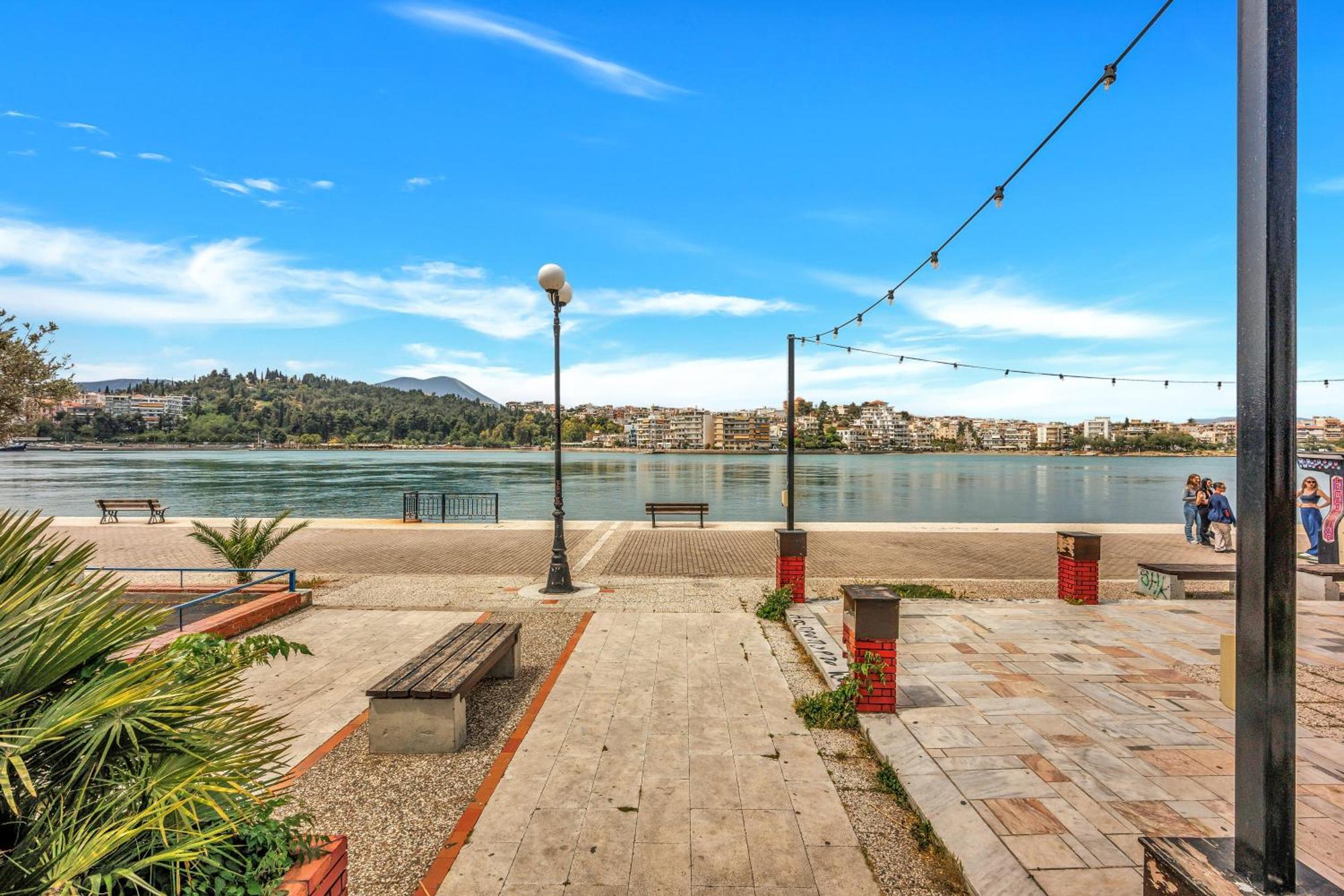 Fabulous Central Apartment Close To The Sea! Халкис Екстериор снимка